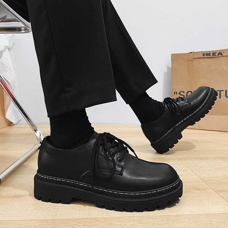 入学式もスニーカーで楽しく！スーツスタイルを華やかに彩る上品シューズ5選