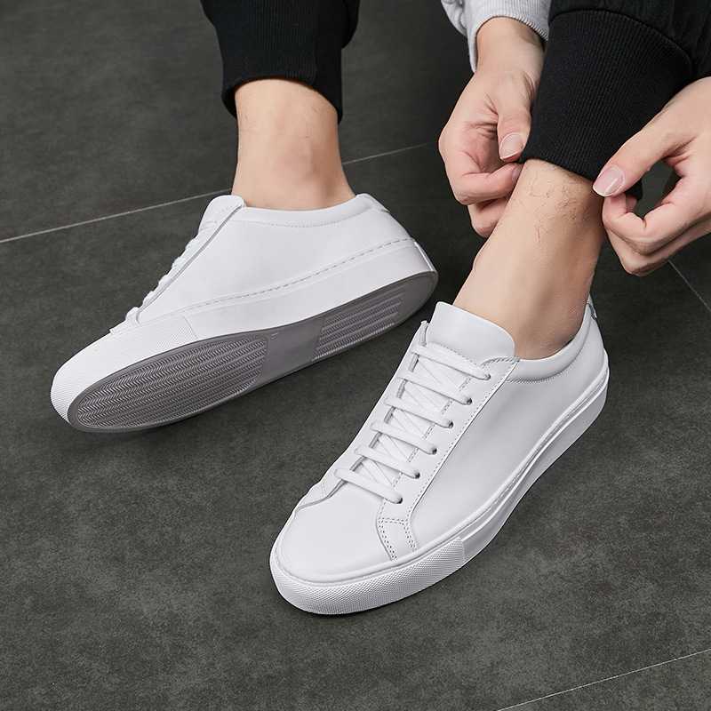 黒スーツを格上げする！白スニーカーで叶える爽やかな足元コーデ15選