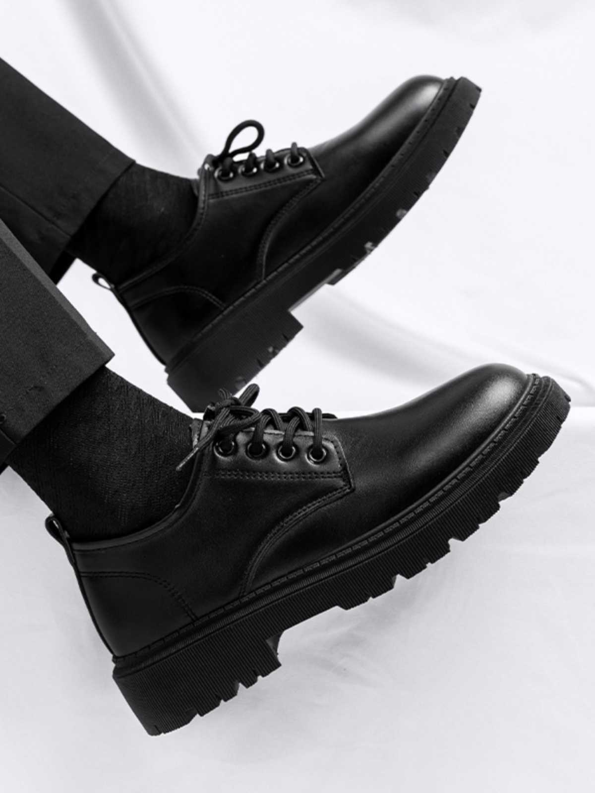 足が疲れない通勤スタイルに！スーツに合う黒スニーカー5選