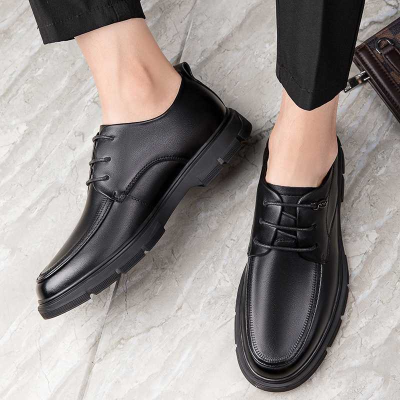 スーツを格上げする黒スニーカー5選