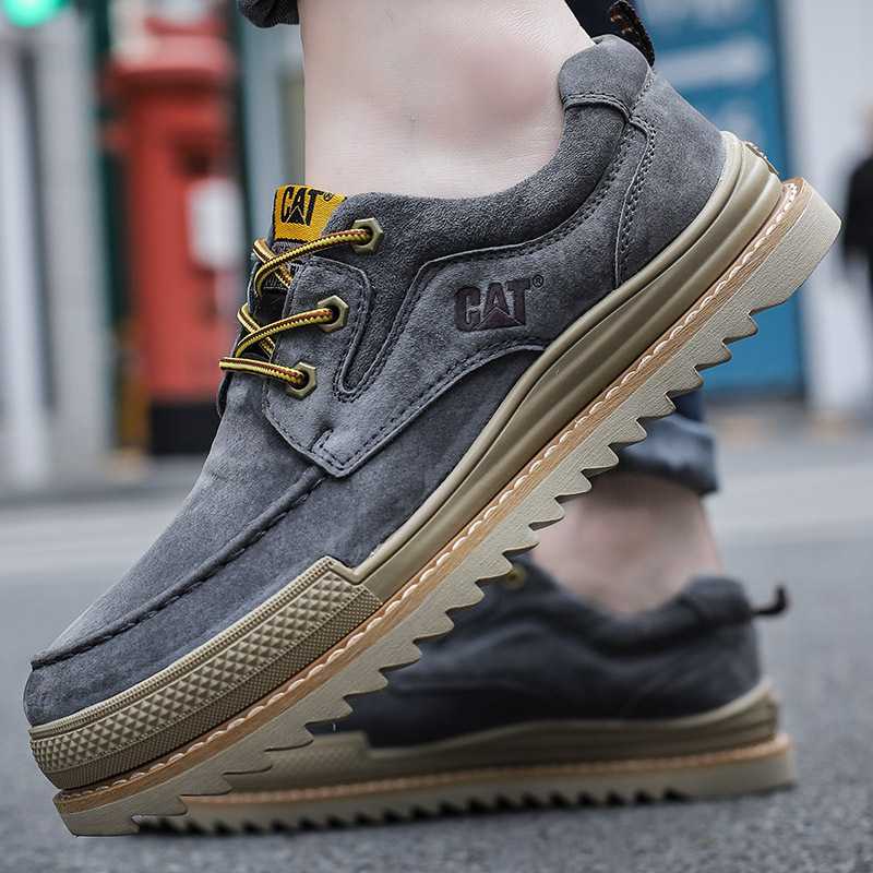 スーツが輝く！おしゃれな大人の足元を演出するスニーカー5選