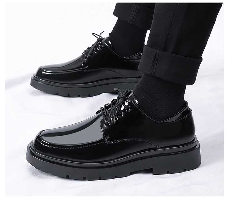 上品な足元で差をつける！紺スーツに映えるスニーカー5選