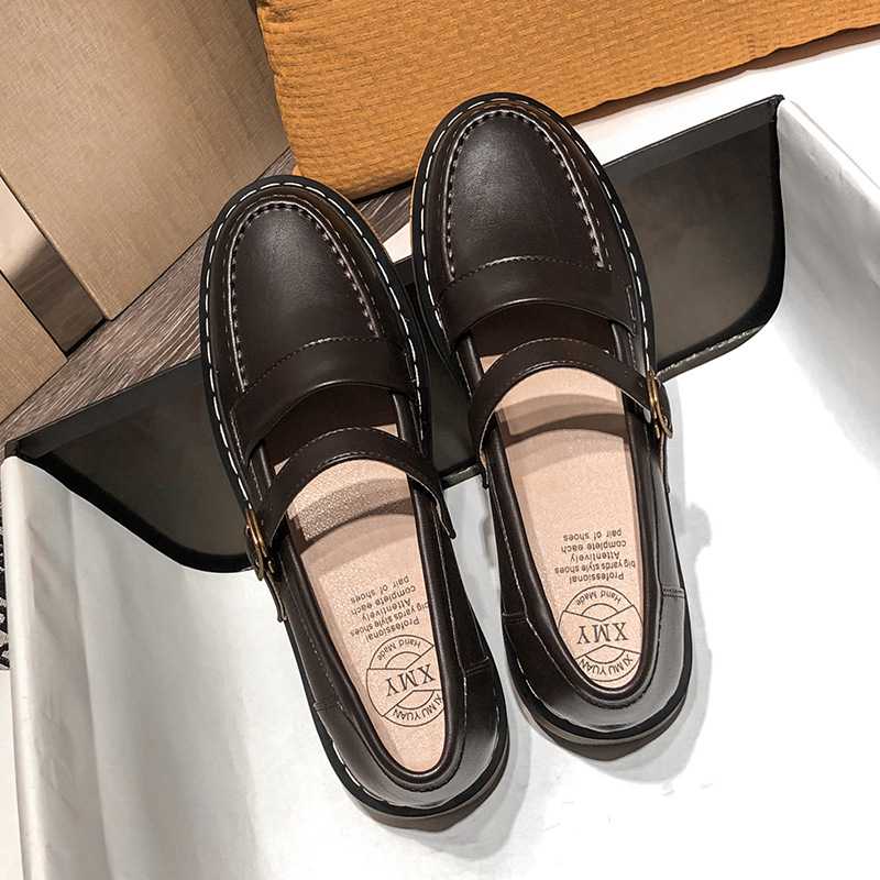 ビジネスシーンで輝く！女性向けのローファー5選