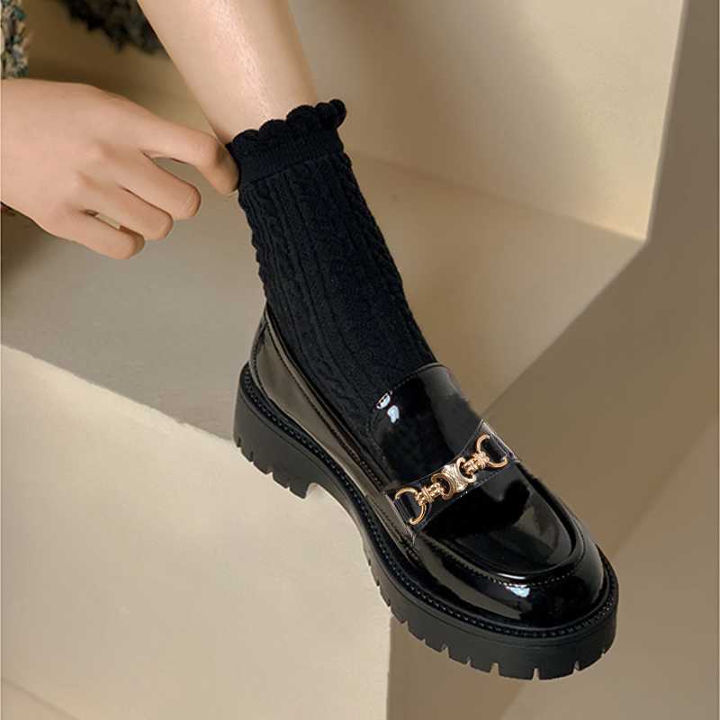 忙しい毎日を軽やかに歩く!レディーススーツスリッポン5選