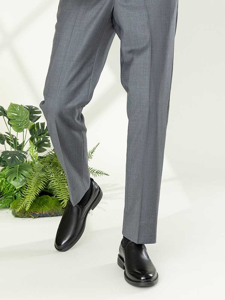 グレースーツの着こなしが決まる!洗練された印象を演出するスーツスタイルに合うスニーカー5選