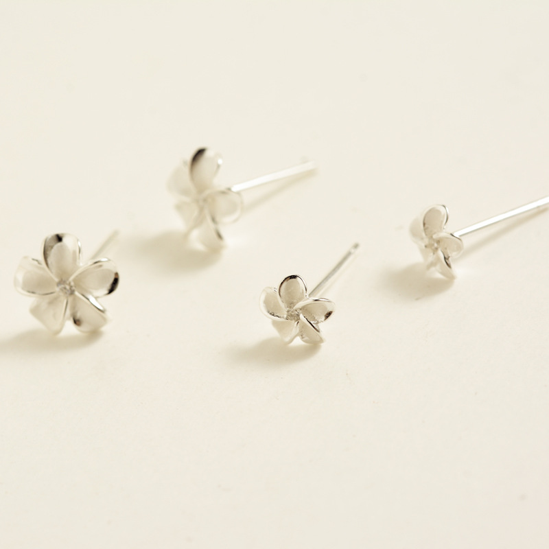 ハワイアン雑貨・ハワイ服・ハワイバッグ ハワイアン 花モチーフ シルバー 立体 ピアス