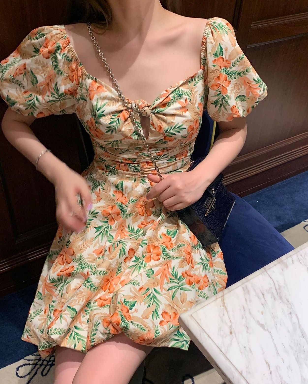 ハワイアン雑貨・ハワイ服・ハワイバッグ 南国花柄パフスリーブ胸元リボンミニワンピース