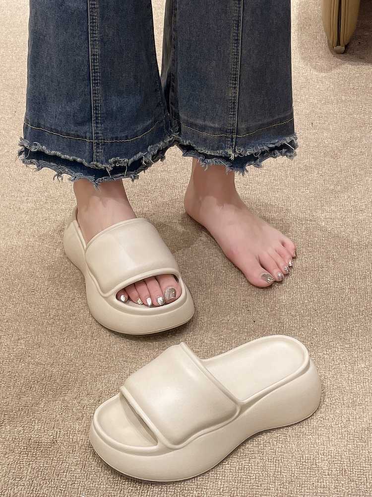 かかとのある室内履きで足元から快適な毎日を過ごせる安定感抜群のルームシューズ5選
