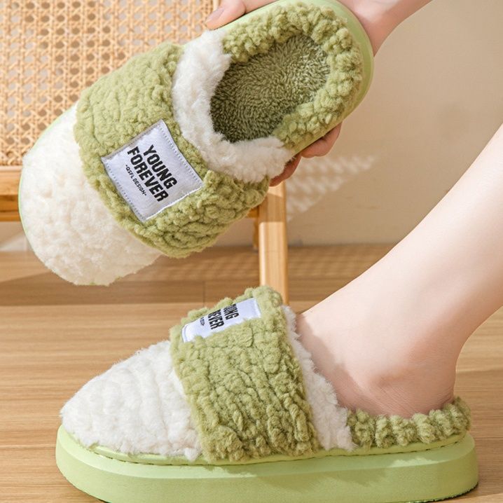 ふわふわファー素材の暖かい室内用スリッパ