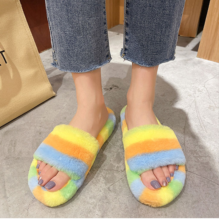 ふわふわ毛皮のカラフル模様スリッパ