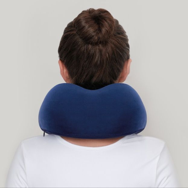  収納ケース付き折りたたみ式ネックピロー