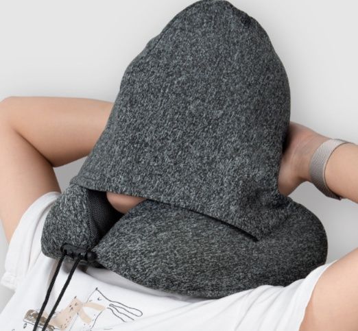 頭部まで包み込むフード一体型ネックピロー