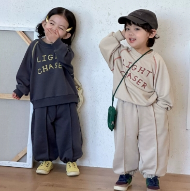 キッズ用スウェット上下セットアップ　おしゃれ文字入り　80～140センチ
