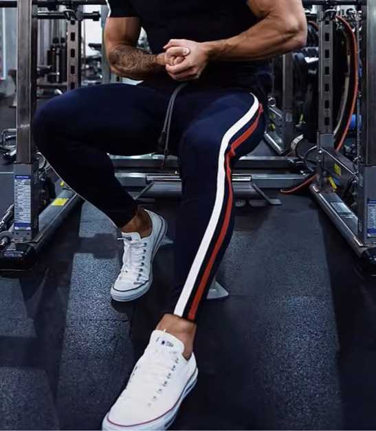 大人のこなれ感を演出！紺色トレーナーで叶える上品カジュアルスタイル7選