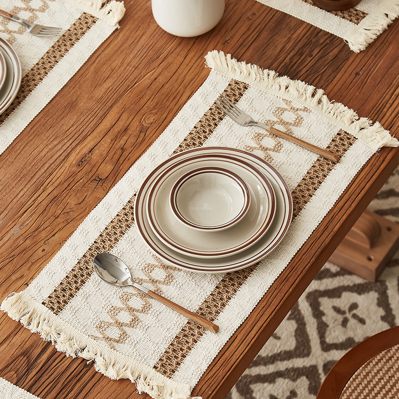 ランチョンマット 木の実と紅葉のモチーフ刺繍入りフリンジランチョンマット