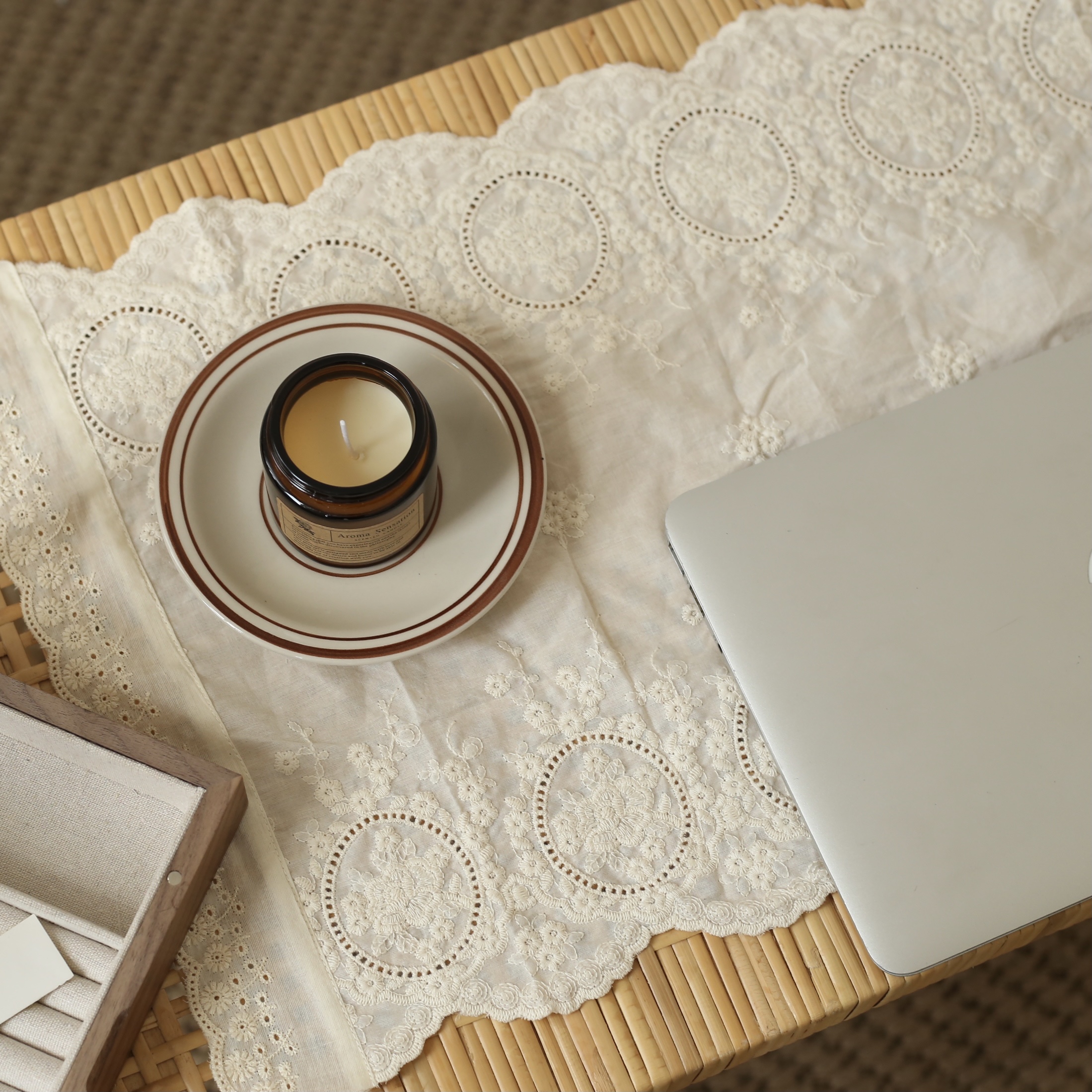 ランチョンマット 花レース円形刺繍テーブルマット
