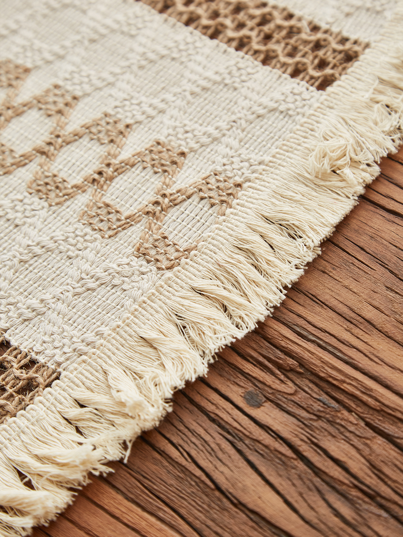 ランチョンマット 木の実と紅葉のモチーフ刺繍入りフリンジランチョンマット