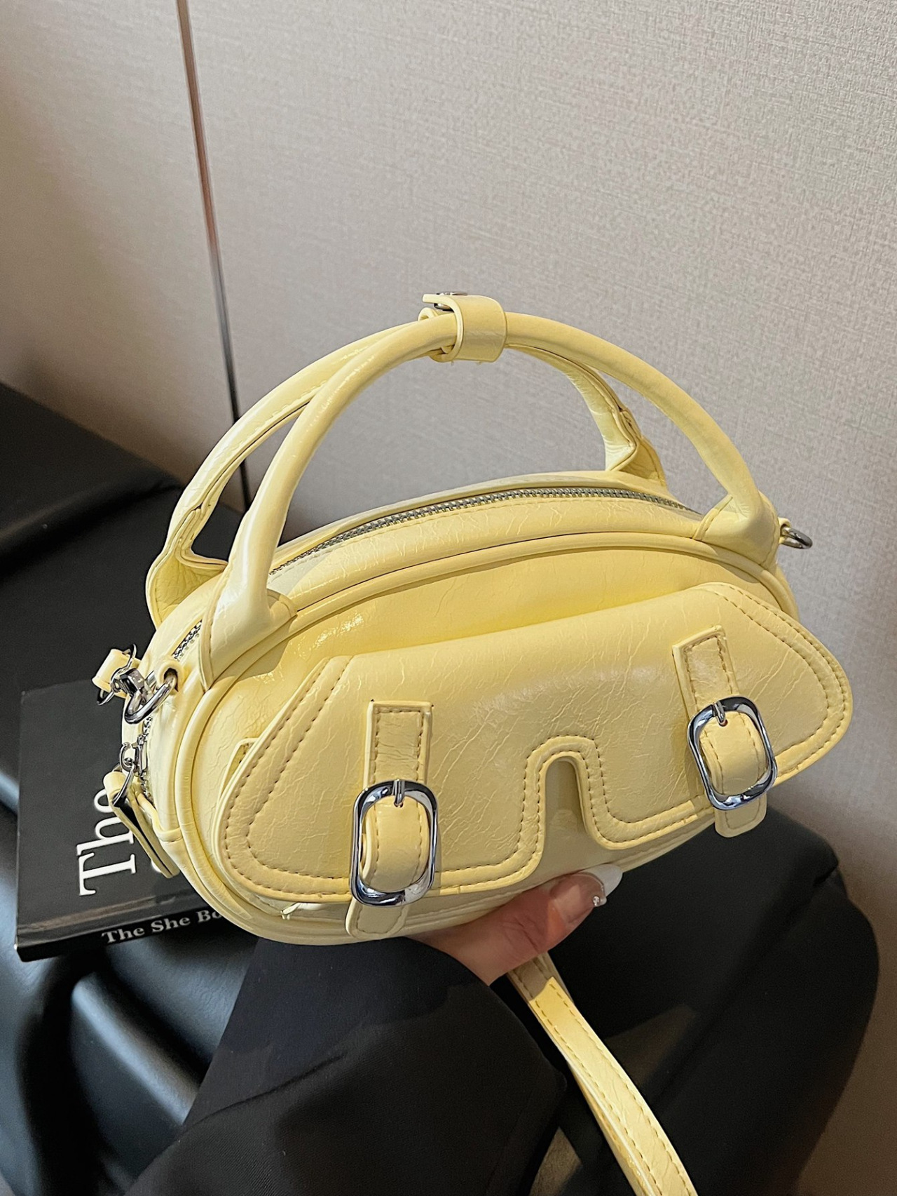 旅行グッズ 光沢エナメル風バックル付きミニボストンバッグ