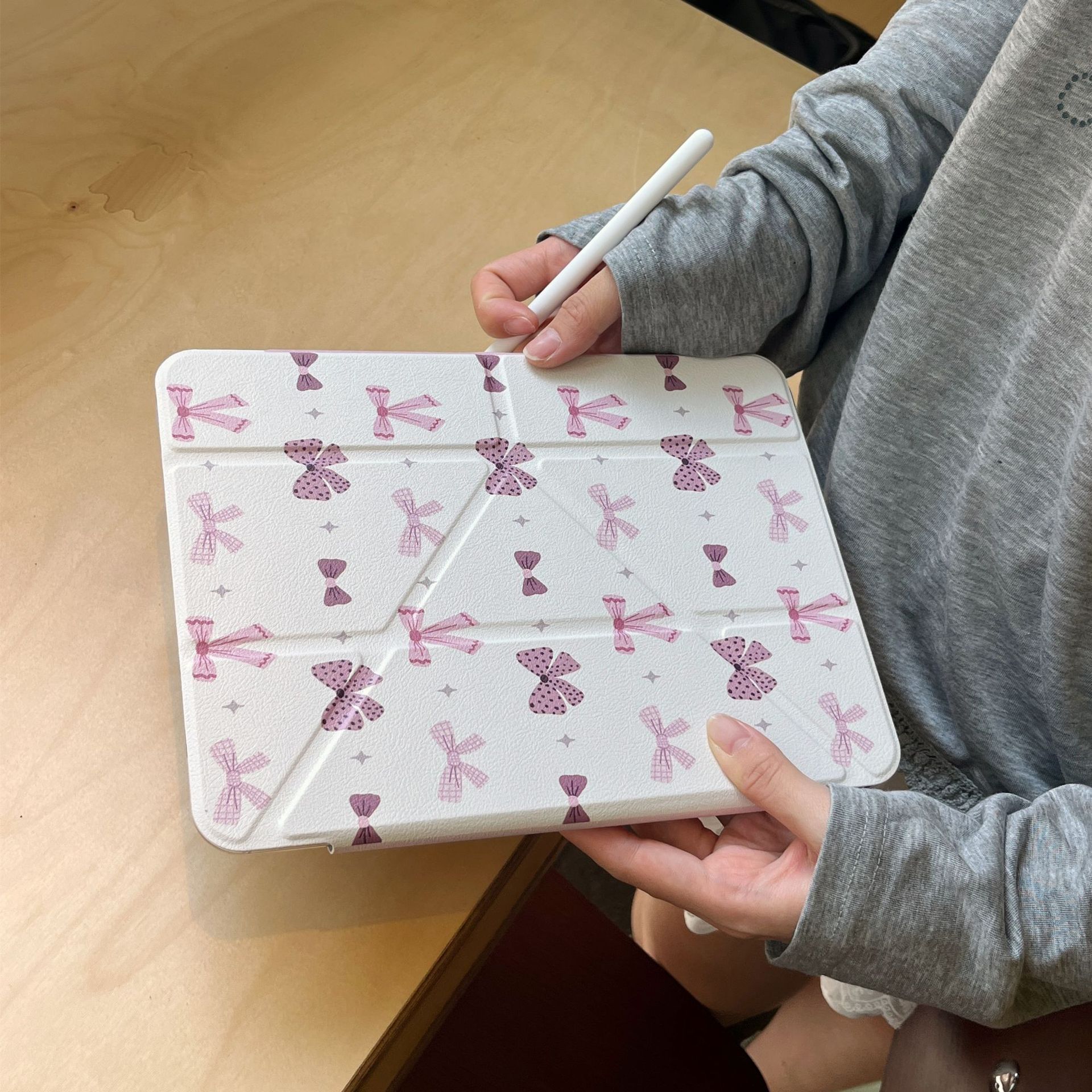 ipadカバー リボン模様の夢かわ手帳型ケース