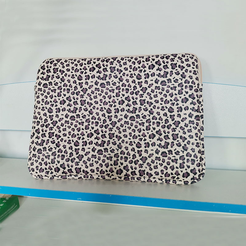 ヒョウ柄模様 / ジップ式クッション付き / タブレットケース