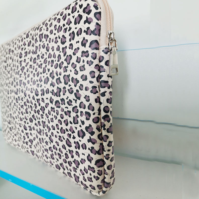 ヒョウ柄模様 / ジップ式クッション付き / タブレットケース