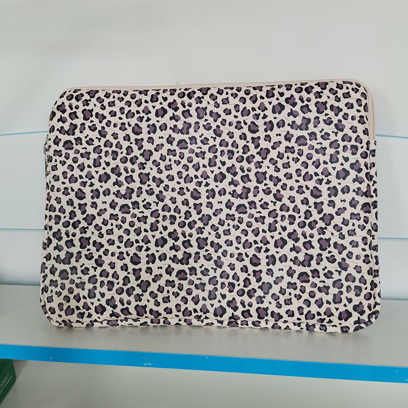 ヒョウ柄模様 / ジップ式クッション付き / タブレットケース