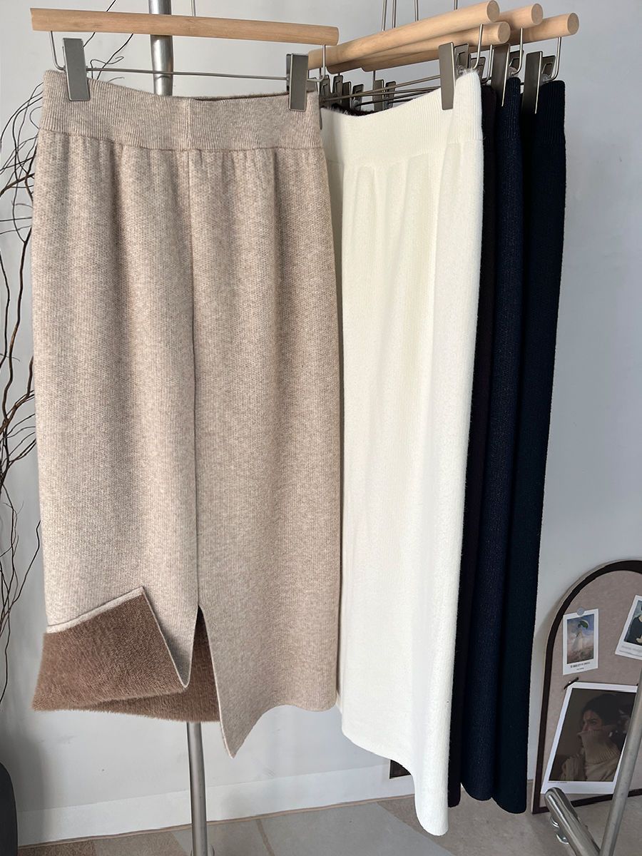 タイトスカート リブ編みニット素材の裾スリット入りマキシスカート