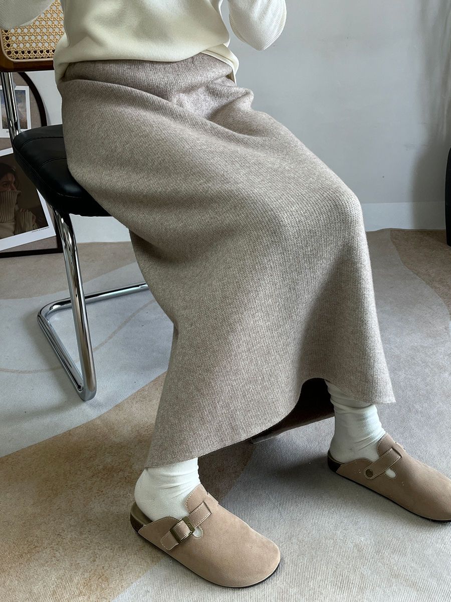 タイトスカート リブ編みニット素材の裾スリット入りマキシスカート