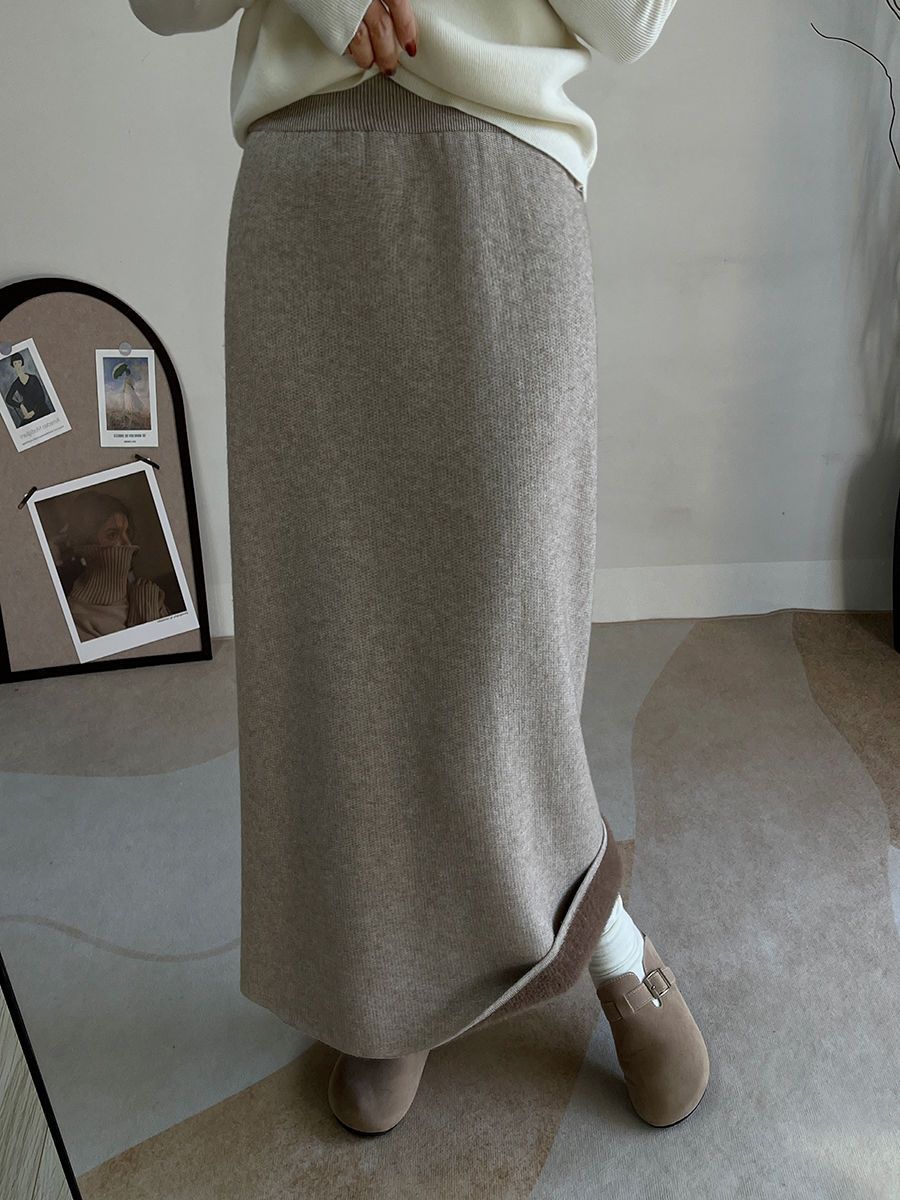 タイトスカート リブ編みニット素材の裾スリット入りマキシスカート