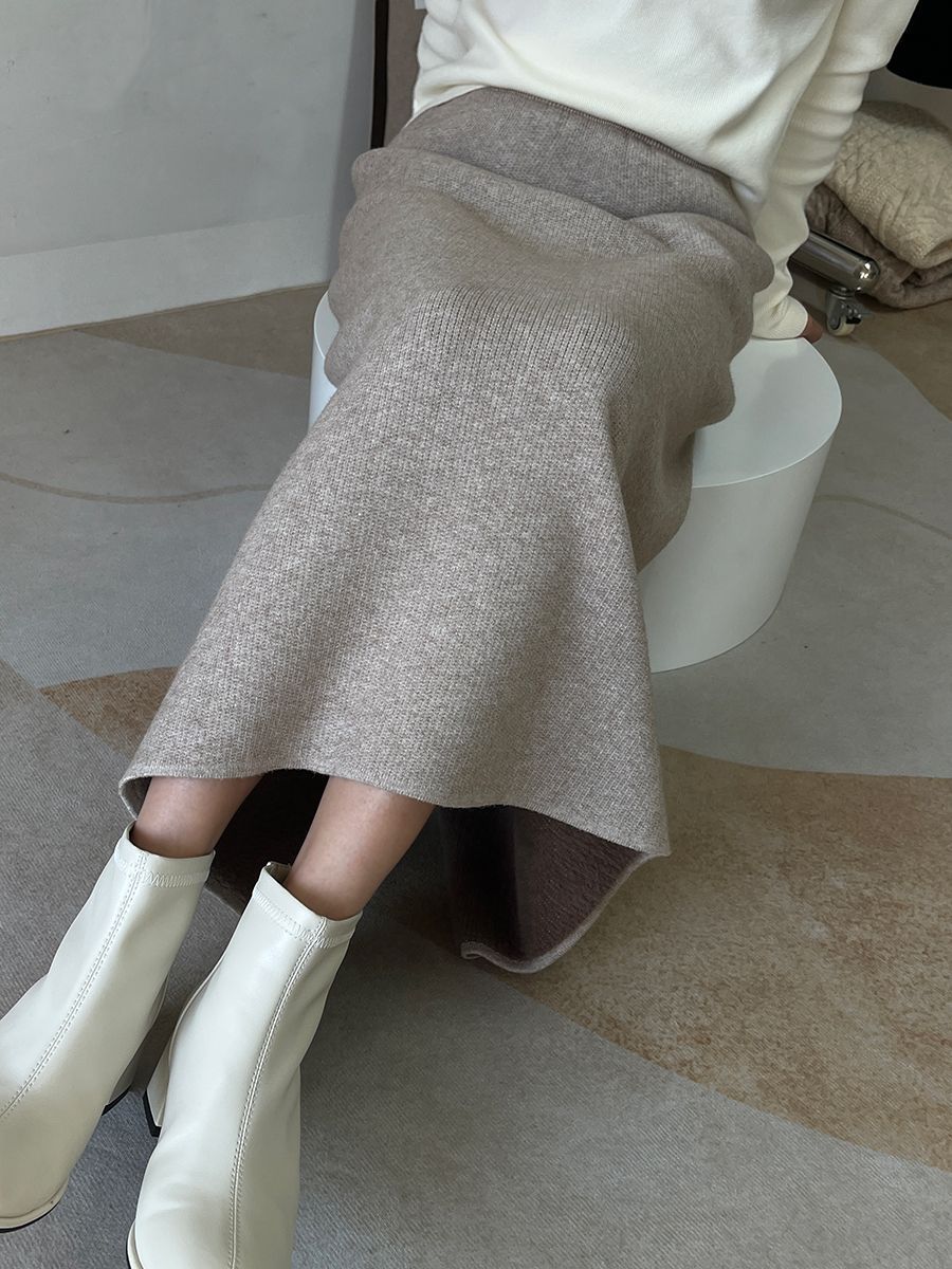タイトスカート リブ編みニット素材の裾スリット入りマキシスカート