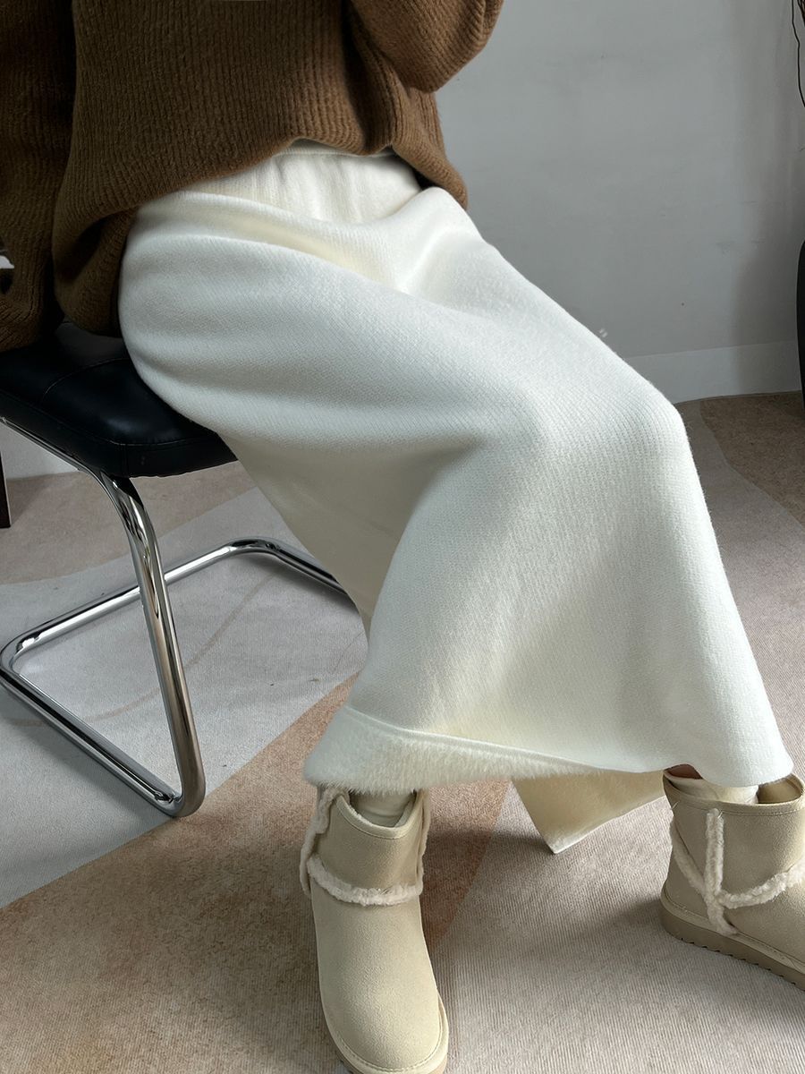 タイトスカート リブ編みニット素材の裾スリット入りマキシスカート