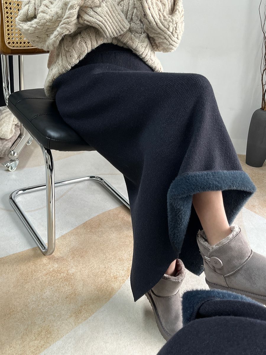 タイトスカート リブ編みニット素材の裾スリット入りマキシスカート