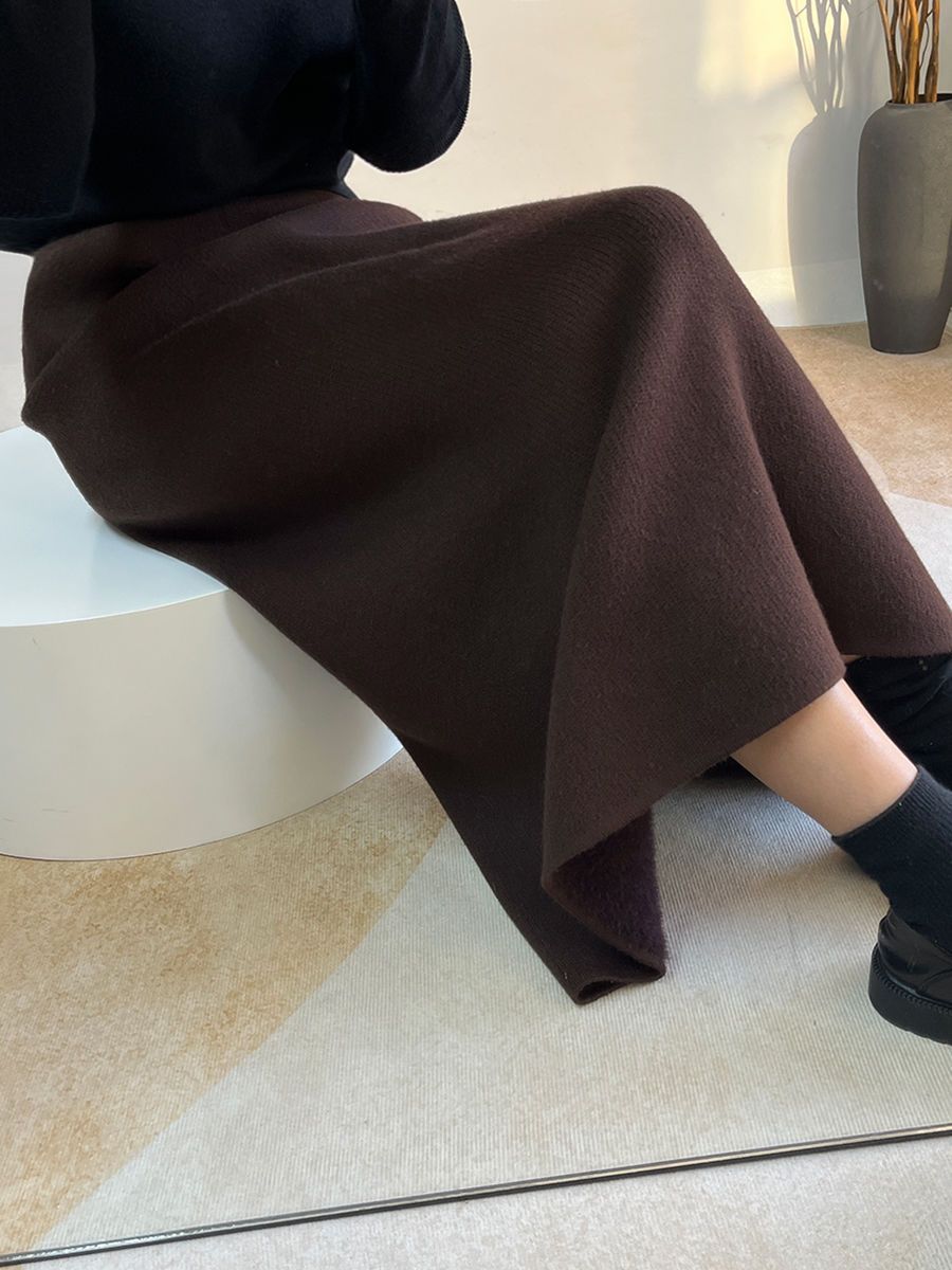 タイトスカート リブ編みニット素材の裾スリット入りマキシスカート