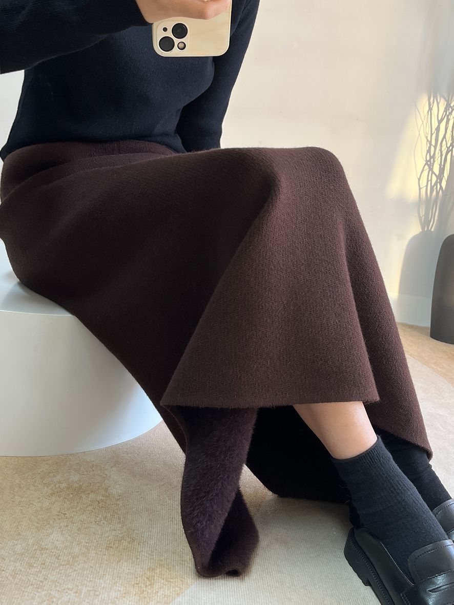 タイトスカート リブ編みニット素材の裾スリット入りマキシスカート