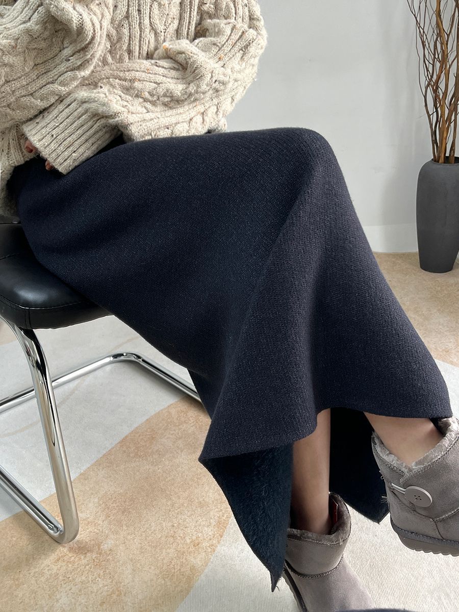 タイトスカート リブ編みニット素材の裾スリット入りマキシスカート