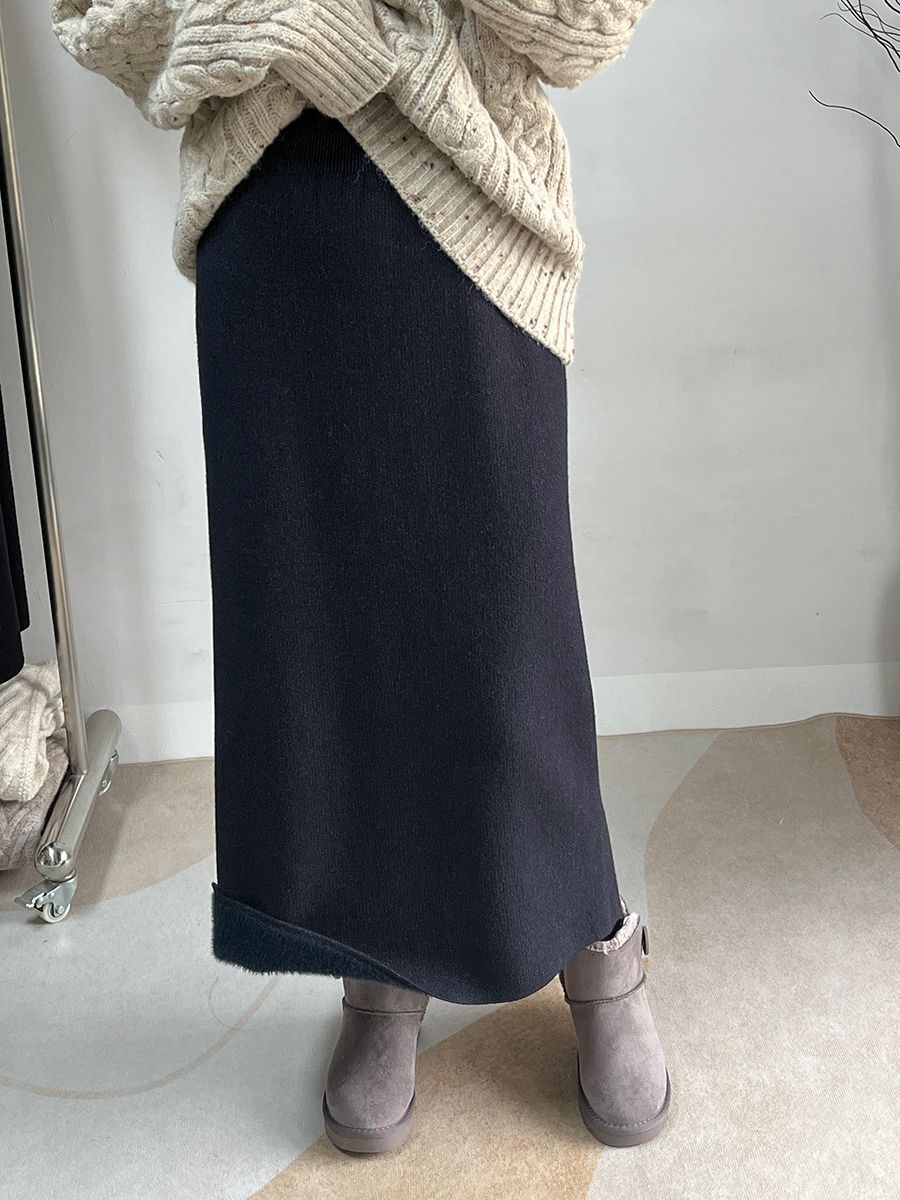 タイトスカート リブ編みニット素材の裾スリット入りマキシスカート