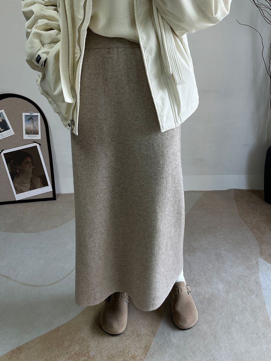 タイトスカート リブ編みニット素材の裾スリット入りマキシスカート