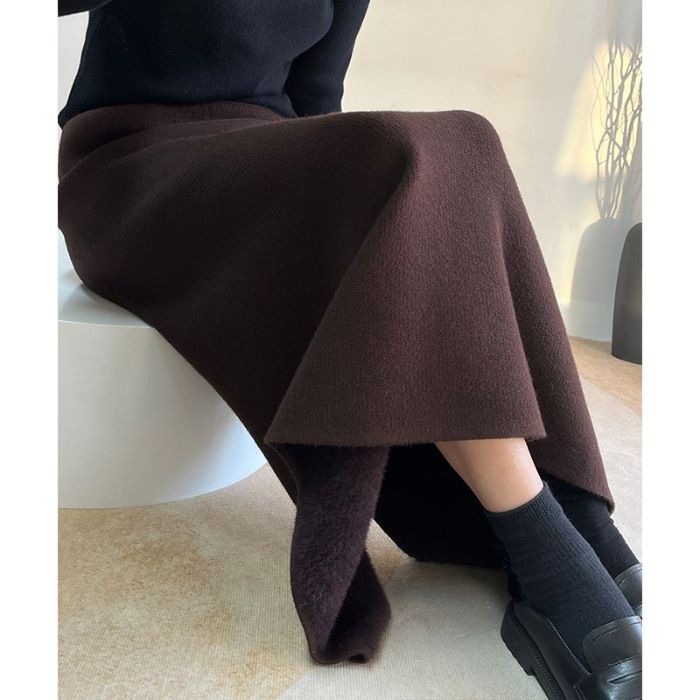 タイトスカート リブ編みニット素材の裾スリット入りマキシスカート