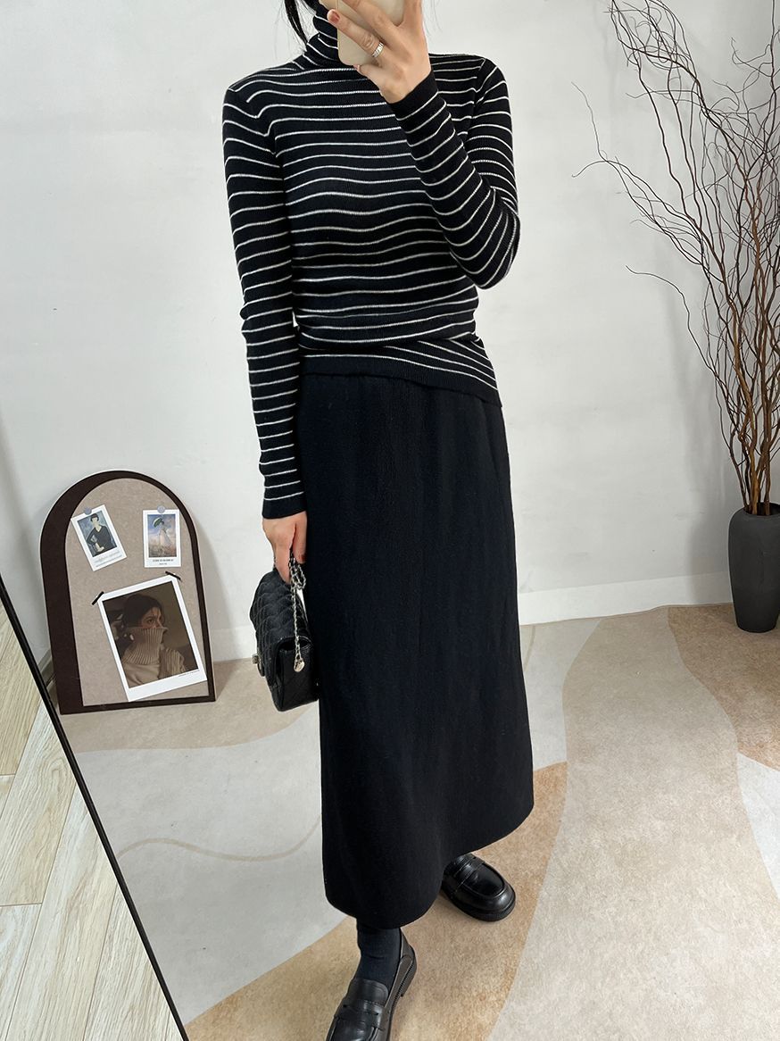 タイトスカート リブ編みニット素材の裾スリット入りマキシスカート