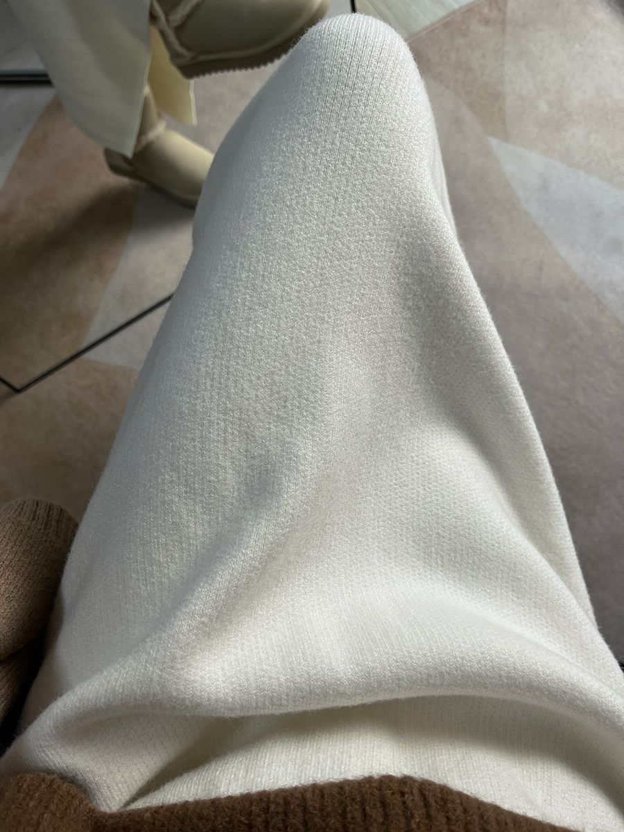 タイトスカート リブ編みニット素材の裾スリット入りマキシスカート