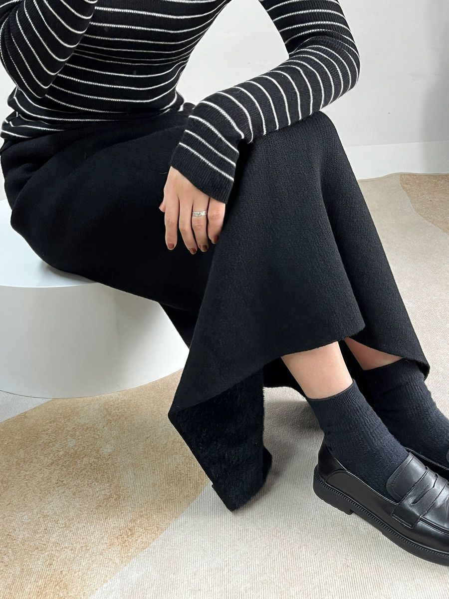 タイトスカート リブ編みニット素材の裾スリット入りマキシスカート