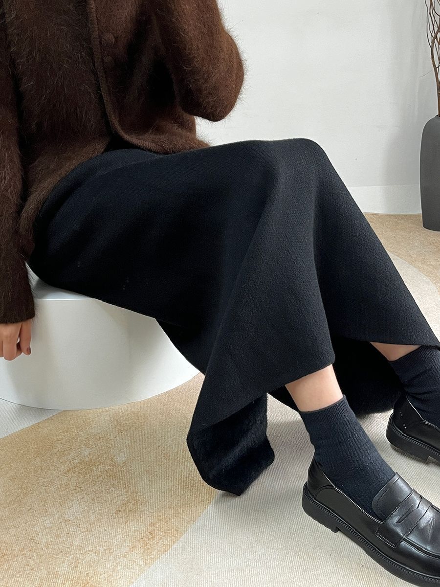 タイトスカート リブ編みニット素材の裾スリット入りマキシスカート