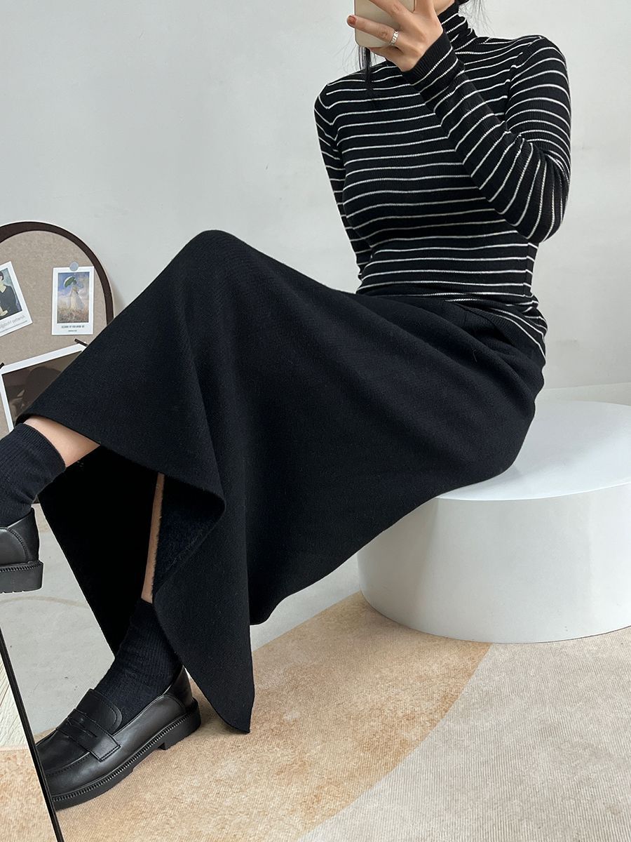 タイトスカート リブ編みニット素材の裾スリット入りマキシスカート