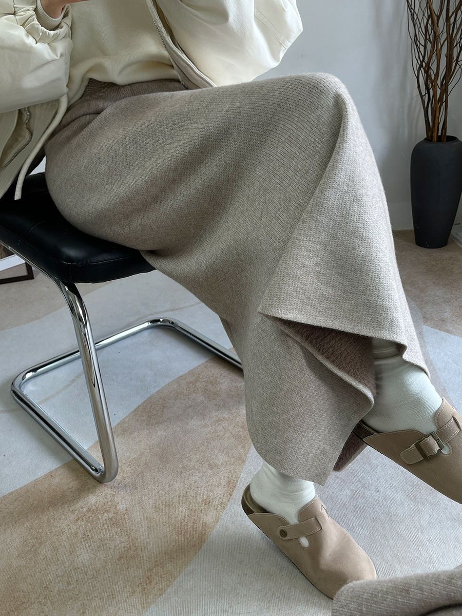 タイトスカート リブ編みニット素材の裾スリット入りマキシスカート