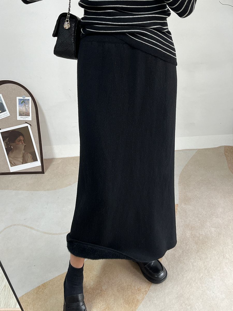 タイトスカート リブ編みニット素材の裾スリット入りマキシスカート