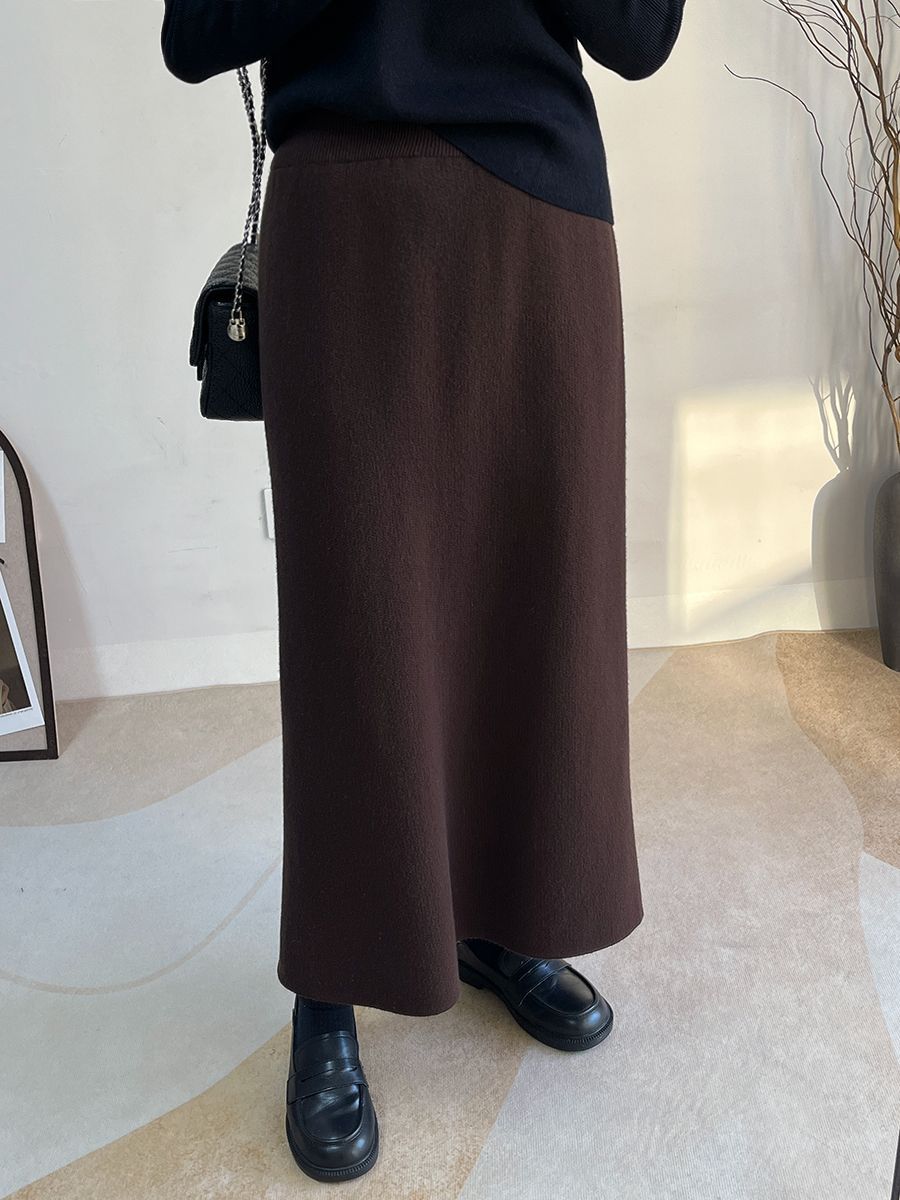 タイトスカート リブ編みニット素材の裾スリット入りマキシスカート