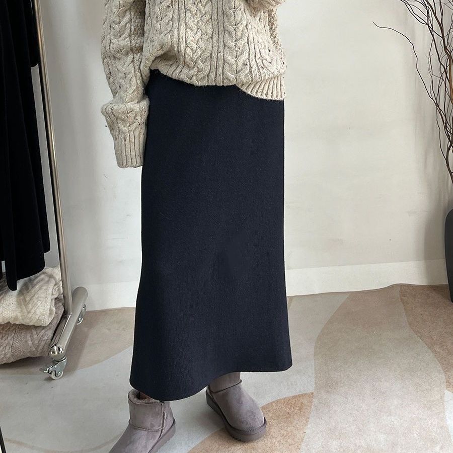 タイトスカート リブ編みニット素材の裾スリット入りマキシスカート
