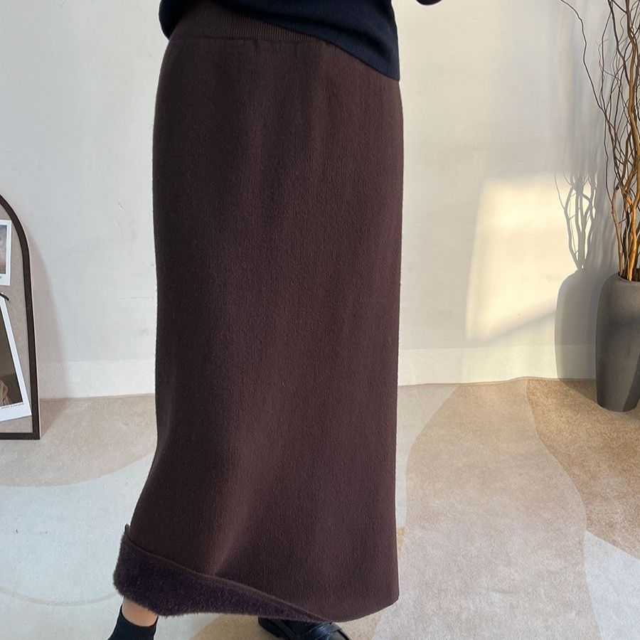 タイトスカート リブ編みニット素材の裾スリット入りマキシスカート