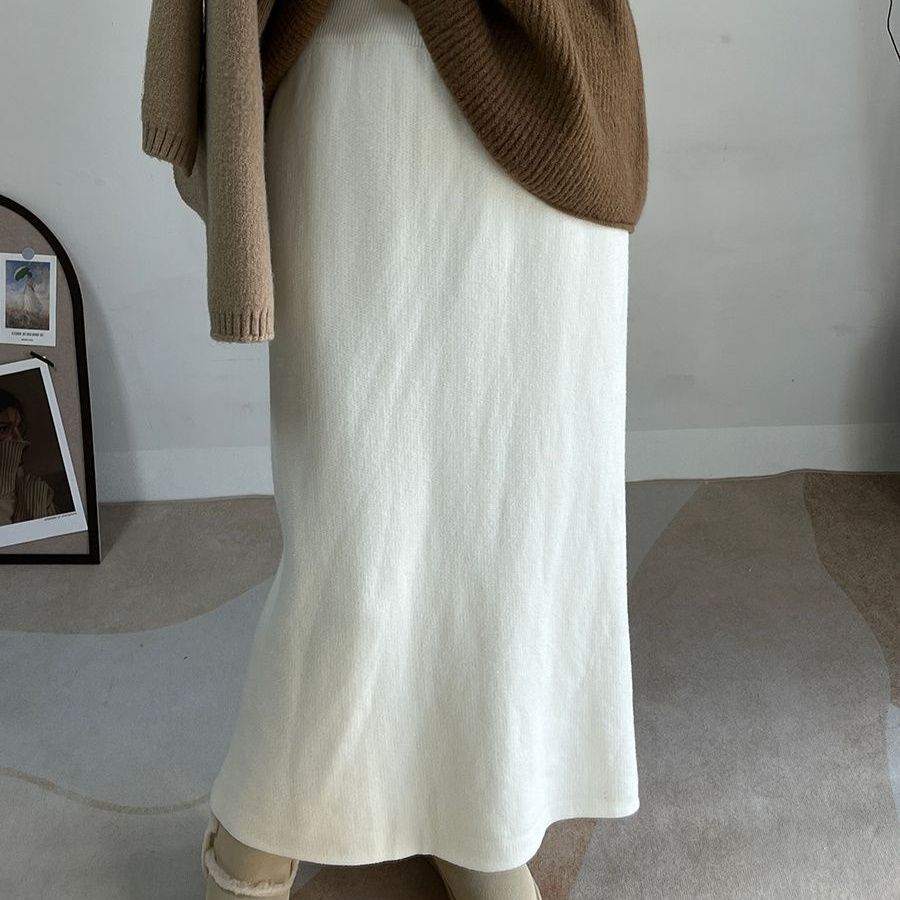 タイトスカート リブ編みニット素材の裾スリット入りマキシスカート
