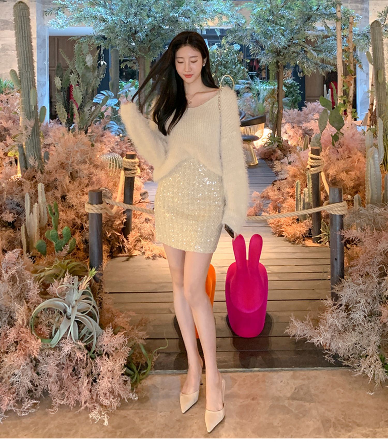 煌めくスパンコール装飾ミニ丈タイトスカート